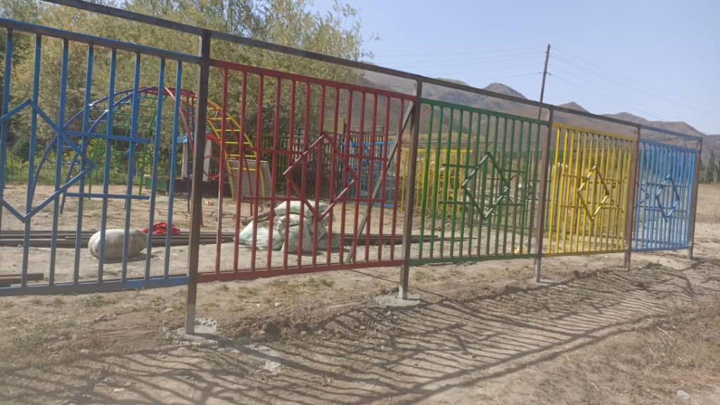 “Үч-Терек айыл аймагына караштуу Жетиген айылындагы №21 Баластан балдар бакчасынын алдына күндөн коргоочу навес жана балдар ойноочу аянтча куруу» долбоору  Дем берүүчү (үлуштүк) гранттардын эсебинен каржыланып, жумуш иштеринин 65% бүткөрүлдү.