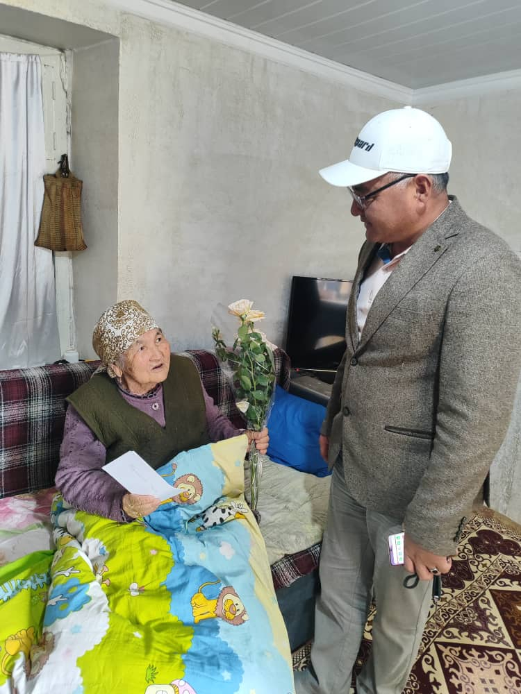 Үч-Терек айыл өкмөтү  өзүнүн  карамагындагы 5 айылдардагы  80 жаштан ашкан жалпы 87 карыяны 1-октябрь-Эл аралык карылар күнү менен куттуктады.