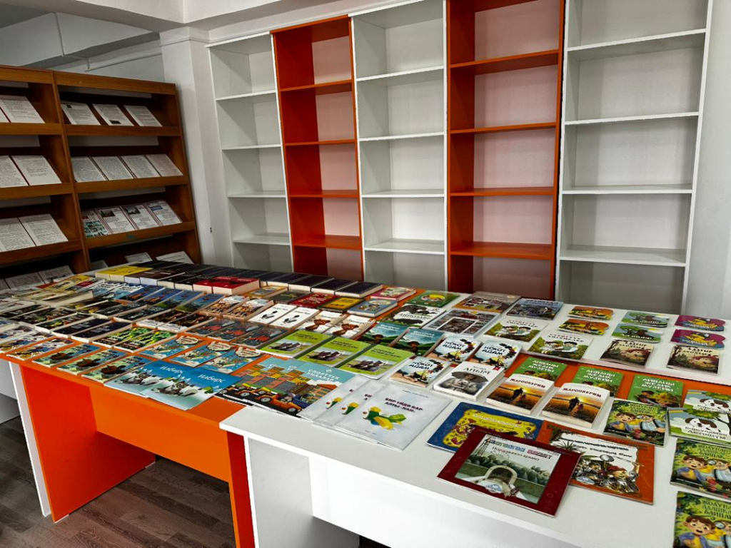 Үч-Терек айылдык китепканасына айылдын жаштары тарабынан 130даана жаңы китептер жана китепканага ылайыктуу  заманбап эмеректер берилди.