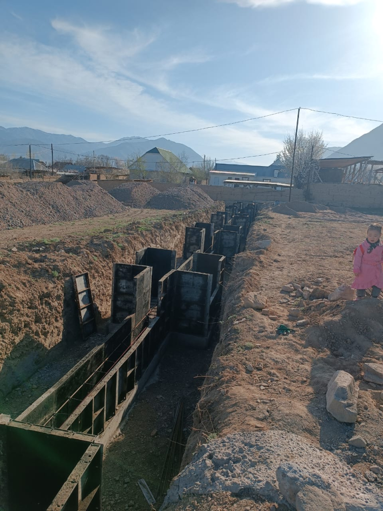 Жалал-Абад облустук капиталдык курулуш башкармалыгынын каржылоосу менен Үч-Терек айылында заманбап спорткомплекстин курулуш иштери жүргүзүлүүдө.