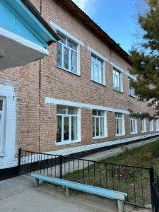 Үлүштүк (дем берүүчү) гранттын каржылоосу менен "Үч-Терек айыл аймагынын Кызыл-Ураан айылындагы №32 Бекназар атындагы жалпы орто билим берүүчү мектеби-мекемесинин терезелерин алмаштыруу долбоору" 2024-жылы ишке ашты.